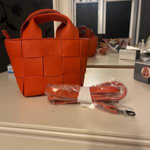 Vävd fyrkantig mini väska, orange,  fusk läder/ polyester 