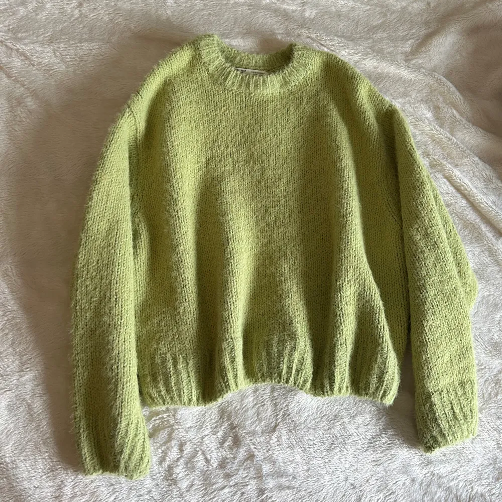 Sött grön stickad tröja från Pull and Bear! I storlek S. 💚💚. Stickat.