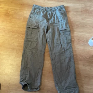 Militärgröna cargo jeans - Gröna cargo jeans från HM, storlek 36