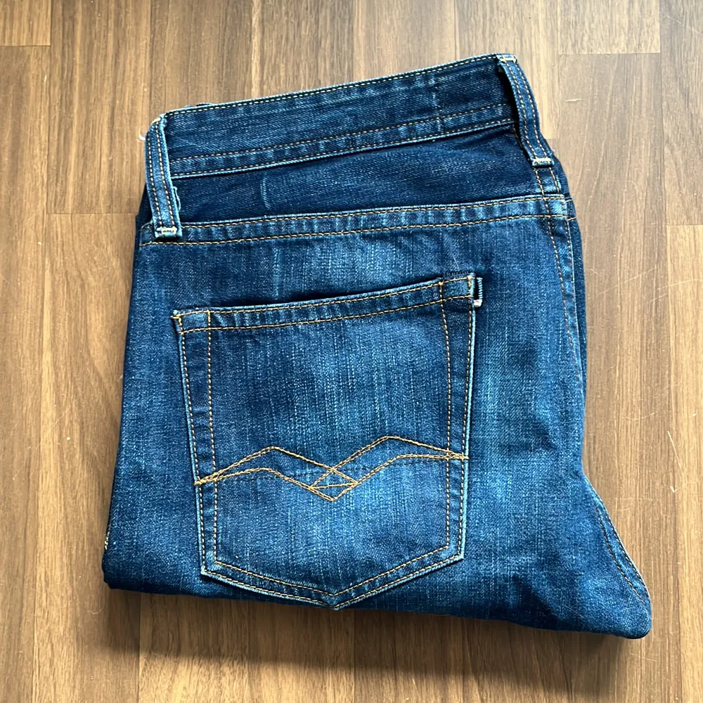Säljer replay jeans i storleken 32/34. Jeans & Byxor.