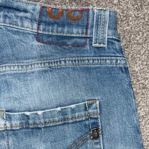 Feta ljusblå jeans från Dondup i slim fit , storlek 30 men passar lite mindre. De är i mycket fint skick och nypriset är runt 3500 kr, skriv för fler funderingar!