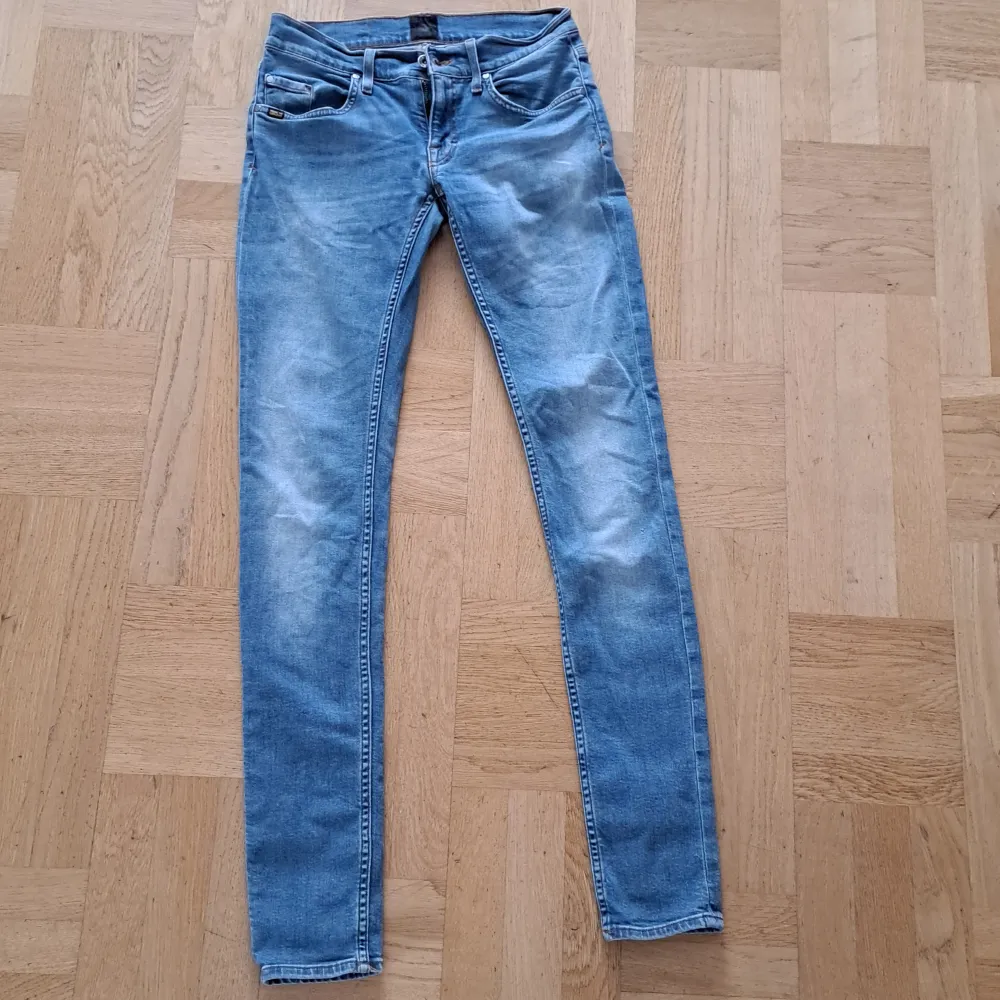 Säljer nu ett par jeans från tiger of sweden skicket på byxorna är 8/10 . Jeans & Byxor.