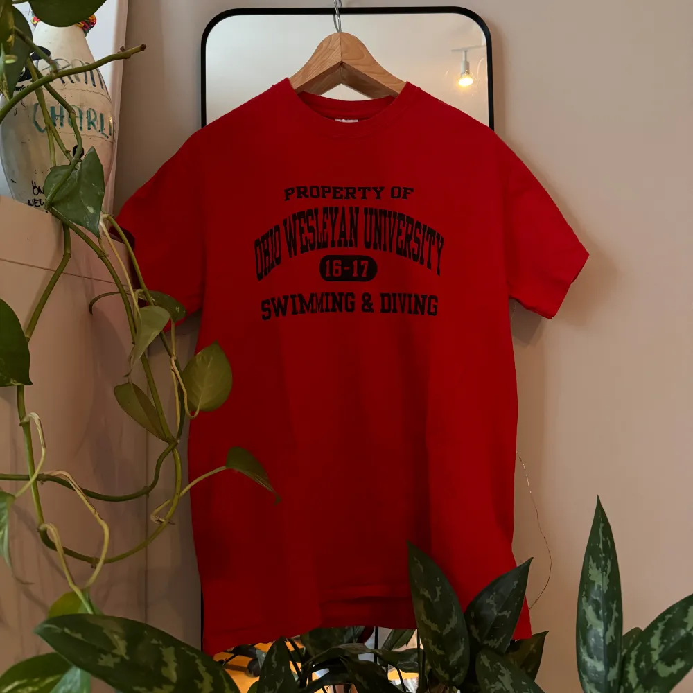 En snygg vintage T-shirt som också är köpt på beyond retro! Röd t-shirt me coolt university tryck! Tröjan är i toppen skick även fast den köpt secondhand. Hör gärna av er vid intresse och checka profilen för mera plagg!!🫶🏻. T-shirts.