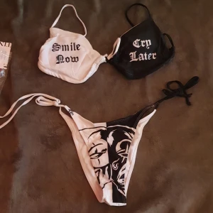 Svartvit Bikini - [  !OBS! Det här kommer att ges bort inom kort om det inte köps innan det.  ]  Cool svartvit bikini med trycket "Smile now Cry later". Inte använd då den är för stor för mig. Dock jättefin!
