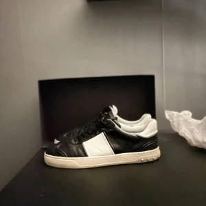 Valentino flycrew  - Ett par riktigt feta valentino Flycrews i svart läder. alla nitar kvar. Box och valentinokuvert medkommer. Skriv för frågor och funderingar.