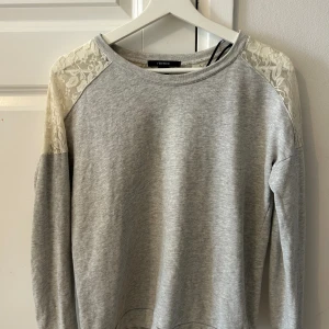 Sweatshirt storlek M - Sweatshirt från forever 21  Fint använt skick. Ytludd finns. 