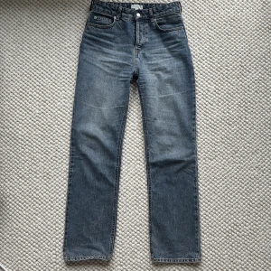 Jeans från H&M - Straight High jeans, använda nån enstaka gång, i nyskick!