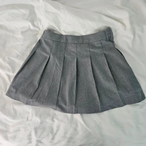 Volang kjol - Säljer denna söta kjol då den inte används. Nästan helt ny.😊