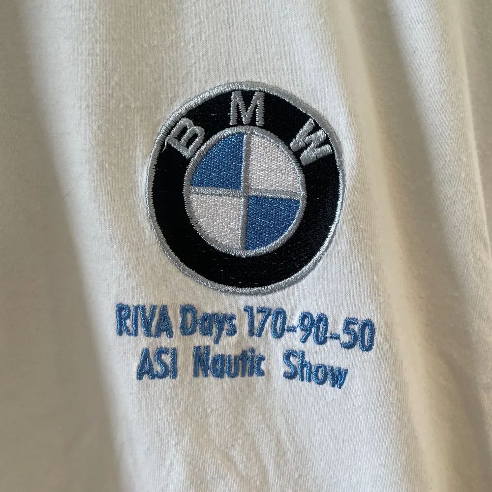 Säljer en exklusiv Riva x BMW piké som endast gick att få genom att äga en Riva båt och vara på Riva mötet april 2022. Storleken är L men känns mer som S-M. Jag är 184cm 76kg. Tveka inte o höra av dig! Kolla gärna in mina andra annonser  /MM. Skjortor.