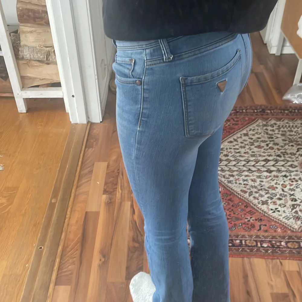 Snygga bootcut Guess jeans. Midjemått rakt över: 34cm men är stretchiga passar säkert lite större. Innebenslängd: 79cm. Är uppsprättade längst ner. är 171cm för referens. Jeans & Byxor.