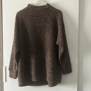 Stickad tröja - Fin stickad tröja. Funkar bra som klänning.