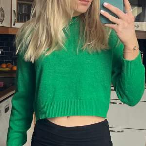 Fin grön stickad tröja som är sparsamt använd!💚
