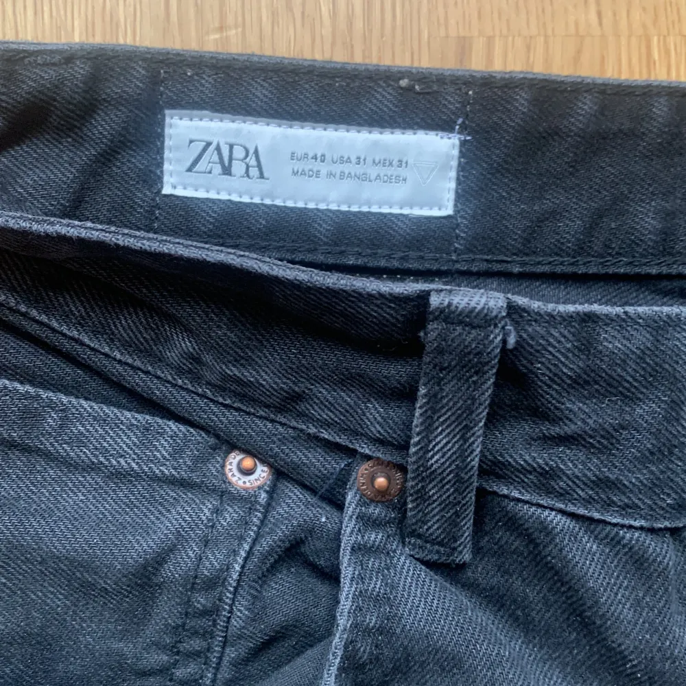 Säljer jeans storlek 40 som motsvarar s/m  Använt 4 gånger typ skick 10/10 . Jeans & Byxor.