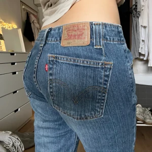 Boot cut jeans  - De är lågmidjade och boot cut men det ser inte ut som det på bilderna för att jag ör för liten för byxorna! Därav passar de nån som är över 160! Köpte på en retro butik men har aldrig använt, inga tecken på användning alls! Mått på sista bilden💕