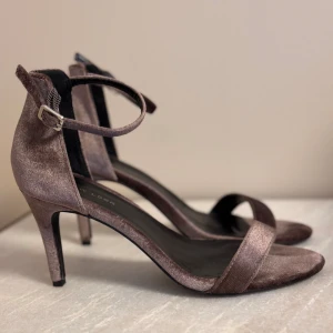 Nya Sandaletter från New look Sticking strl 39. - Helt nya sandaletter från New look Sticking storlek 39.