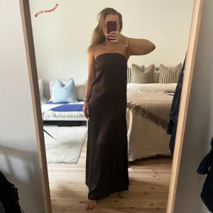 Långklänning i satin - Långklänning i satin från Vero Moda. Nyskick och aldrig använd.  Storlek: S