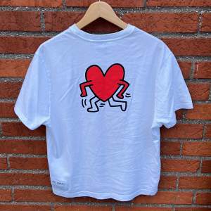 Skitsnygg designer t-shirt av Keith Haring & Axel Arigato, perfekt inför sommaren! Sparsamt använd o i bästa skick. Nypris ca. 900kr !(Kan kombineras i ”paket” med samma modell i svart)!