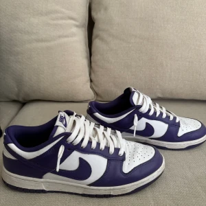Nike Dunk Low “Championship Court Purple” - Säljer dom här court purple dunks jätte billigt! Har använt 1 sommar men bra skick. Helt äkta köpt på GOAT. Meddela för mer bilder eller frågor. 