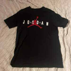 Säljer denna Jordan tröja då den inte kommer till någon användning längre💗