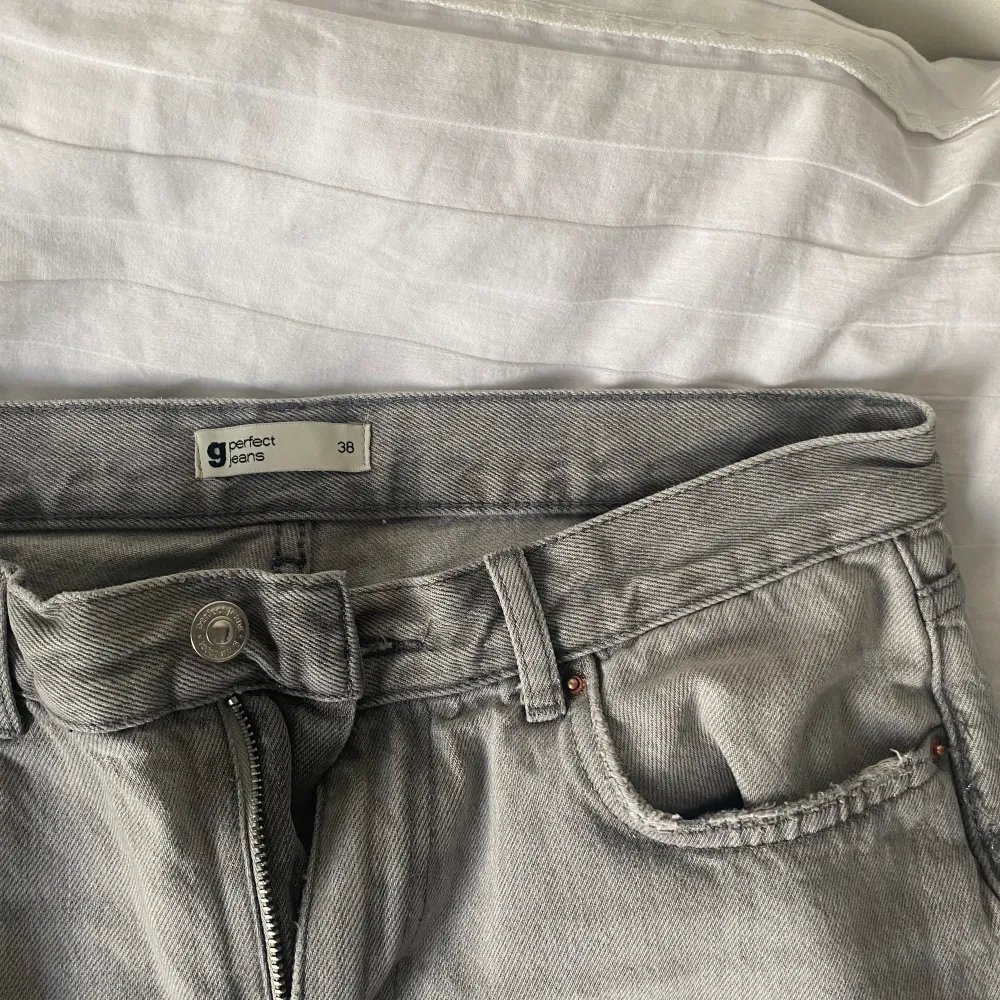 Gråa jeans från Gina, är knappt använda. Det är storlek 38.. Jeans & Byxor.