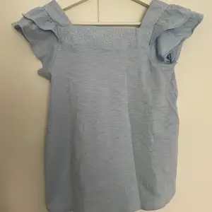 Säljer denna t-shirten/ blusen från zara-kids som är i en ljusblå färg med fina detaljer. Helt ny, bara tvättad. Passar perfekt till sommarn🩵