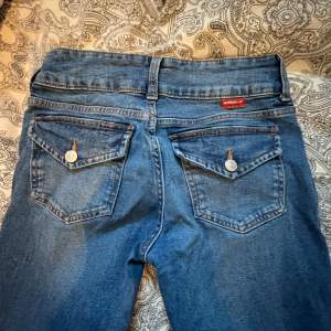 Säljer dessa jeans ifrån h&m då det inte längre kommer till användning 💕