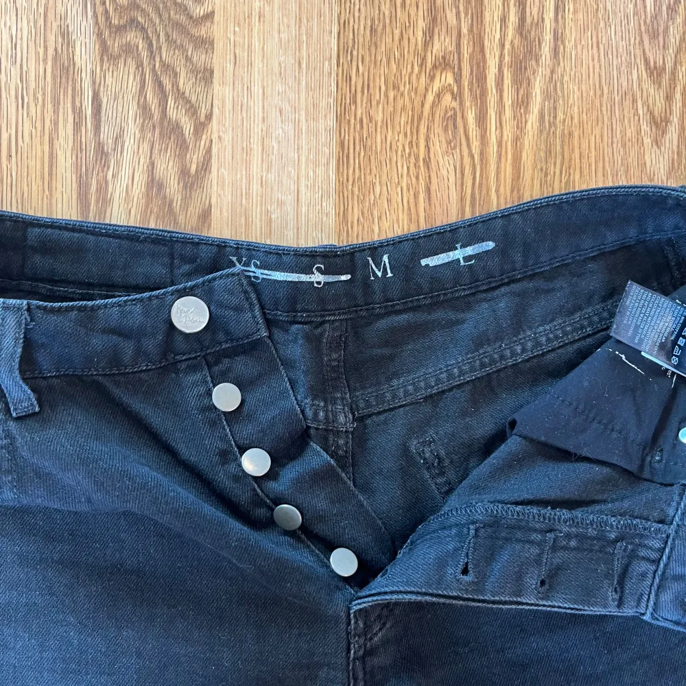 Svarta jeans, från Bikbok! Inköpta för 499kr. Jeans & Byxor.