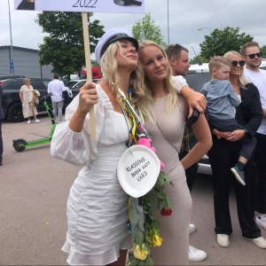 Studentklänning - Bra skick men lite sömmar som gått upp på sidan. Nypris 600 kr