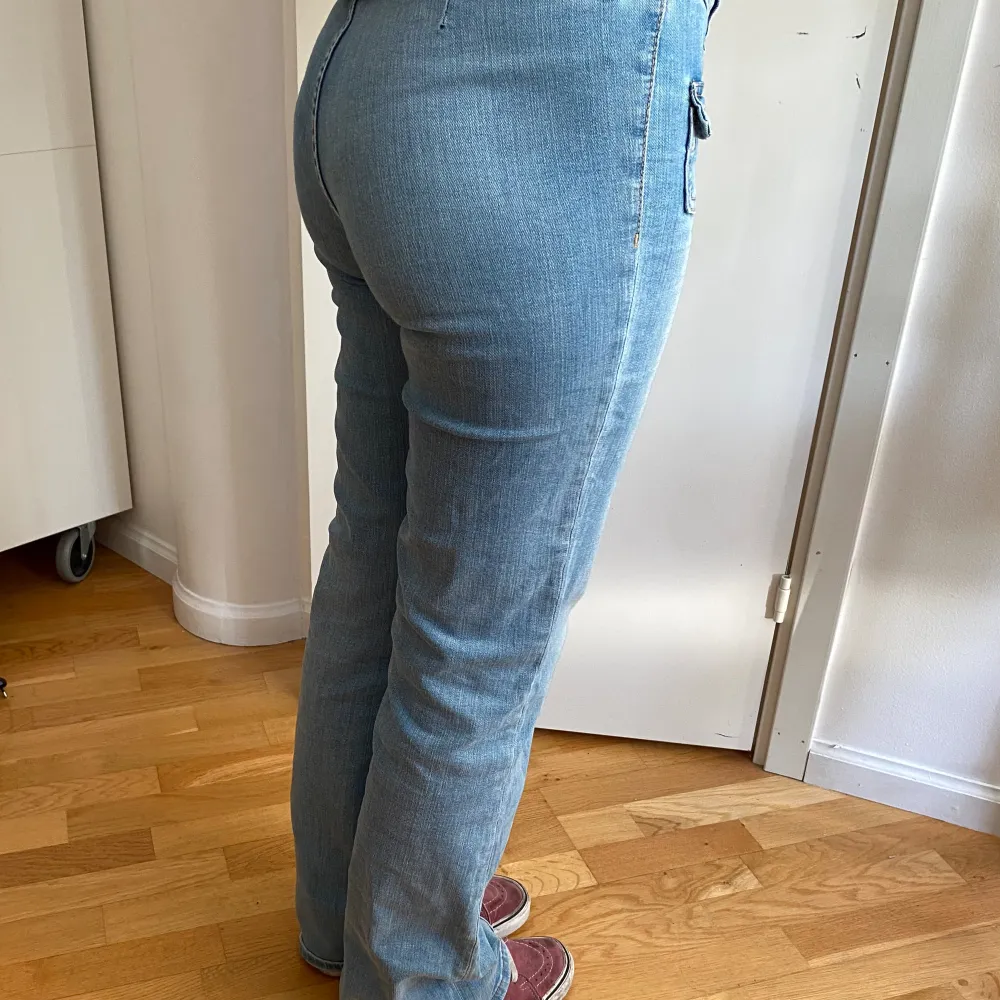 Supersnygga hm jeans med stretch, knappt använda, modellen på bilden är 170 cm så de är rätt så långa😊. Jeans & Byxor.