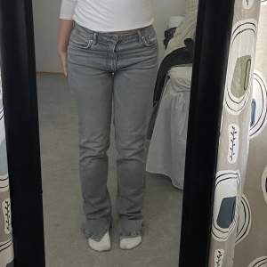 Säljer ett par gråa midwaist jeans ifrån zara i bra skick. 🩷 jeansen är i storlek 34 och går ut i slutet av skon. Är 158 som referens🩵