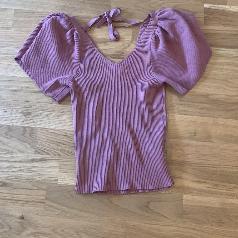 Säljer denna rosa topp från Only. Den är använd några gånger men är i perfekt skick🩷. Yläosat.