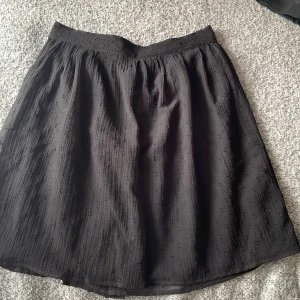 Svart kjol - Snygg svart kjol som är sparsamt använd! Så snygg till sommaren. Köparen står för frakten! 