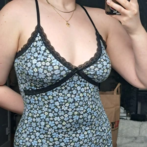 Blommig klänning - Superfin klänning, lite kort för mig så har knappt använt den. Stretchigt suuupermjukt material 