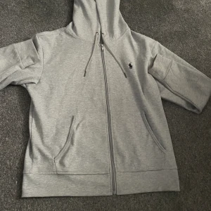 Ralp lauren zip  - Ni säljer jag denna Ralph lauren zipen som jag köpte av en annan här på Plick!💫 Jag tror dock den är replika och därför är priset så lågt! Hör av er vid intresse💫