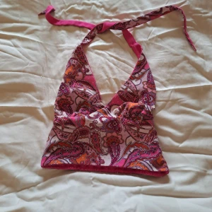 Suppersöt sommartopp från bikbok - Säljer denna söta topp från bikbok då den inte kommer till användning.  Nypris 200 men säljer för 100 Perfekt till sommaren 💕