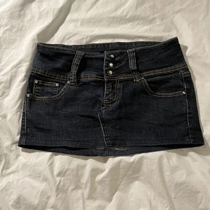 Lågmidjad mörkblå jeanskjol från Miss Anna - Lågmidjad mörkblå jeanskjol från Miss Anna som jag har sytt om från ett par byxor. Kan inte se storleken men passar mig bra som är 170 och brukar ha S❣️