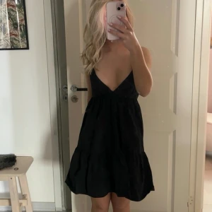 Svart Zara klänning  - Säljer den sjukt populära zara klänningen 💕💕