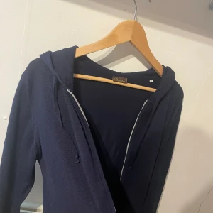 Stenströms merino zip hoodie  - Säljer en asfet 100% merinoull zip hoodie från stenströms. Nypris cirka 1999. Skick 9/10, inga defekter. 