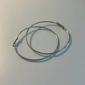 Silvriga hoops