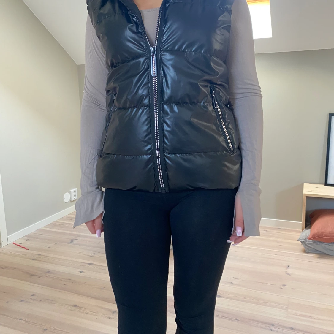 Glansig svart dunväst - 90