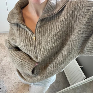 Stickad tröja  - Superfin och mysig stickad tröja med dragkedja, från Gina Tricot. Storleken är L men passar mig som brukar ha XS/S. Jätteskönt och mjukt material, sticks inte alls. 