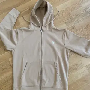 En Ralph Lauren zip up som jag använt 2 gånger. I nyskick och för bra pris.