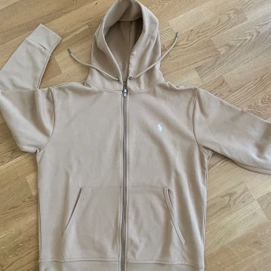 Polo zip up   - En Ralph Lauren zip up som jag använt 2 gånger. I nyskick och för bra pris.