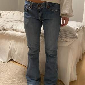 Vintage Levis jeans, raka/utsvängda i modellen. I fint skick, inga defekter. W28, L32. Skriv för mått💕 min vän på bilden är ca 167
