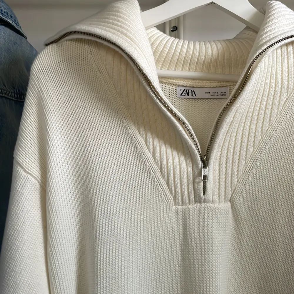 Supergulliga zip-up tröja från Zara i storlek S💕 Knappt använd, i mycket bra skick💕. Tröjor & Koftor.