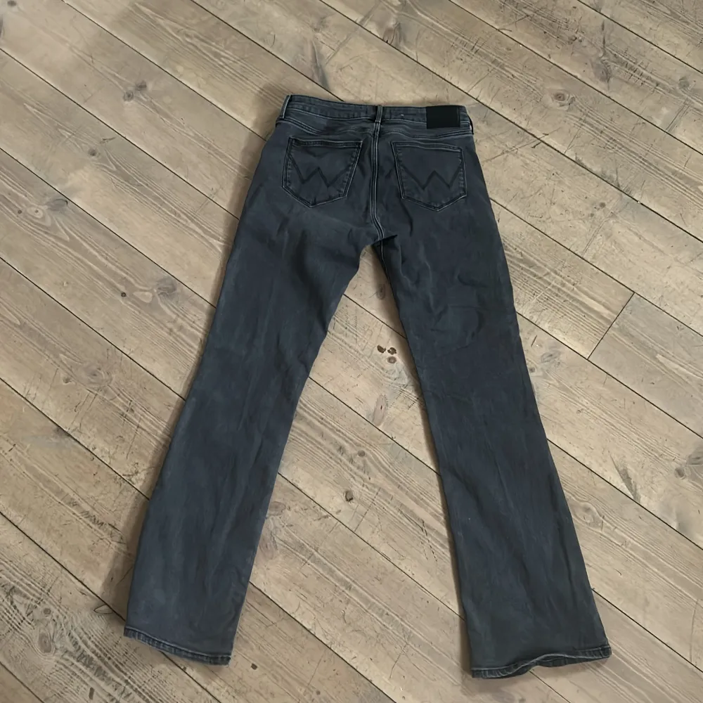 Strl 28  Skick:10/10  Använda Max 3 ggn Low Waist . Jeans & Byxor.