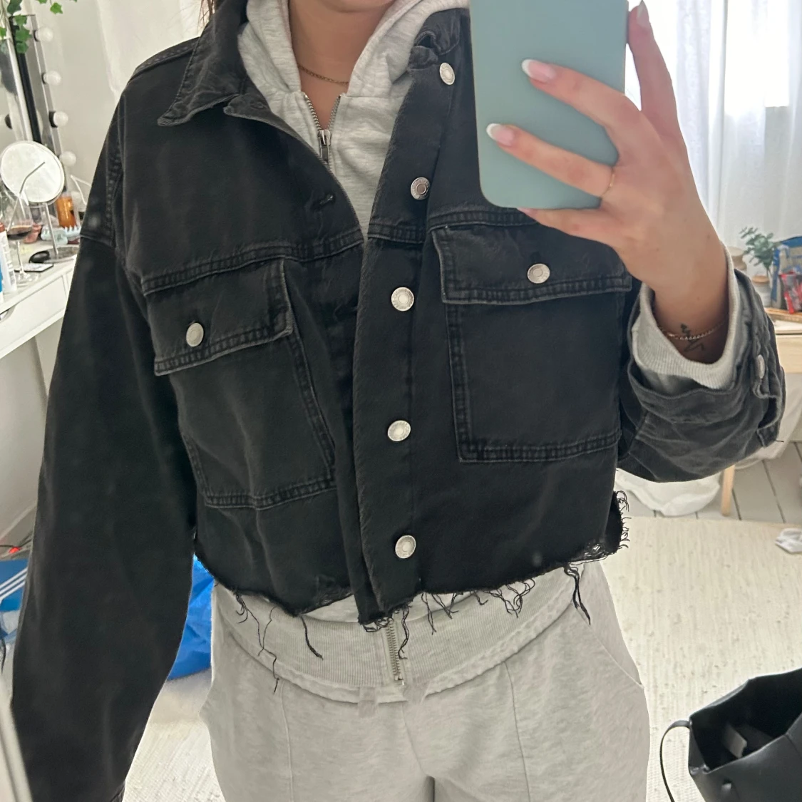 Mörkgrå kort jeansjacka 