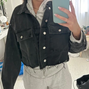 Mörkgrå kort jeansjacka  - Jackan är i storlek s, knappt använd. 