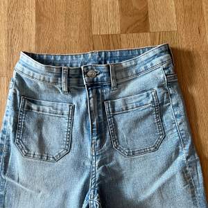 Jeans med fickor därfram  Helt nya 