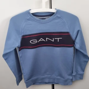 Collegetröja GANT - 134-140cm 9-10år Ljusblå